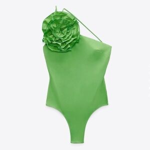 ZARA‎ ELEGANT GREEN FLORAL ASYMMETRIC
SWIMWEAR SIZE XL RARE. NWT